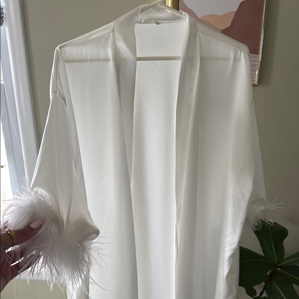 Elegant White Feather Trim Robe